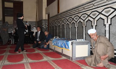 العشرات يؤدون صلاة الجنازة على الراحل صلاح منتصر بمسجد عمر مكرم| صور