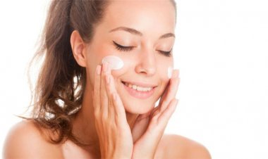 خلال 20 دقيقة.. طريقة طبيعية لتفتيح البشرة الحساسة