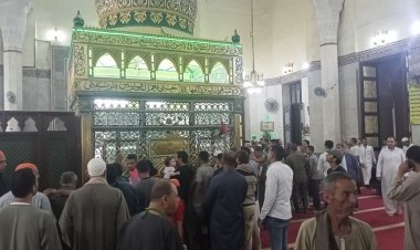 الأهالي يتوافدون على مسجد إبراهيم الدسوقي مع بدء الاحتفال بالمولد الرجبي بكفر الشيخ