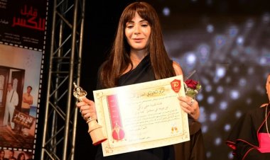 منى زكي بـ«نيولوك» جديد بمهرجان المركز الكاثوليكي وتهدى تكريمها للراحل سمير صبري