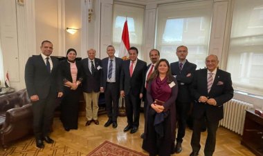 القائم بأعمال وزير الصحة يجتمع مع جمعية الأطباء المصريين ببريطانيا