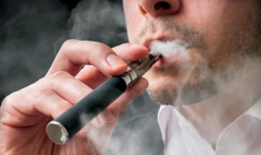النكهات المتنوعة تشجع على استهلاكها.. هل السجائر الإلكترونية مضرة مثل العادية؟
