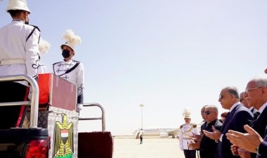 جثمان الشاعر العراقي «مظفر النواب» يصل مطار بغداد في استقبال رسمي
