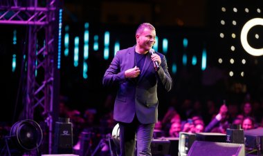 عمرو دياب يحيي حفلا كبيرا بالشيخ زايد.. والجمهور يغني معه| صور