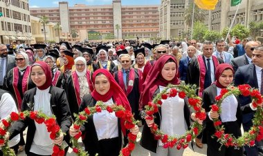 رئيس جامعة طنطا يشهد حفل تخريج دفعات جديدة بـ «كلية الصيدلة»