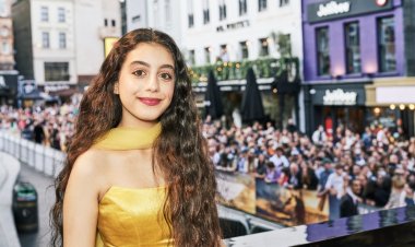 ياسمينا العبد علي السجادة الحمراء لفيلم «top gun maverick» في لندن