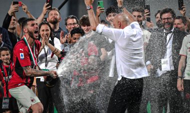 لا أمتلك غيرها.. «بيولي» يعلن سرقة ميداليته بمراسم تتويج ميلان بالدوري الإيطالي