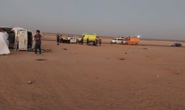 إصابة 4 أشخاص إثر حادث انقلاب ميكروباص أعلى طريق المحور