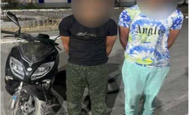 ضبط شخصين لقيامهما بسرقة دراجة نارية بالإكراه بمنشأة ناصر