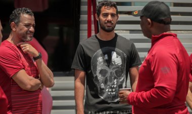 موسيماني يحاضر لاعبي الأهلي .. وأحمد ياسر يدعمهم قبل رحلة المغرب