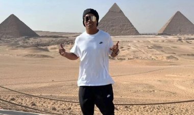 رونالدينيو من أمام الأهرامات: «مصر دائما مدهشة ومن أعظم عجائب عالمنا»