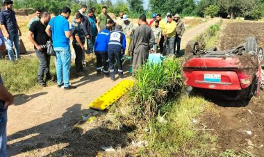مصرع شخص وإصابة 2 آخرين في حادث انقلاب سيارة داخل زراعات بسيون
