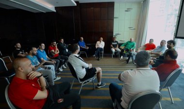 تفاصيل اجتماع «الخطيب» مع الطاقم الإداري لبعثة الأهلي