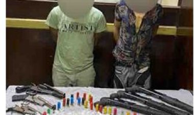 ضبط أسلحة نارية وذخائر بدون ترخيص ومواد مخدرة بقصد الإتجار بحوزة شخصين بمنشأة ناصر