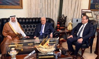 سفير السعودية بالأردن يزورمحمود عباس بمقر إقامته في العاصمة عمان