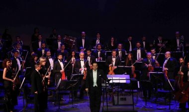 راجح داوود يهدي مؤلفاته للمفكر «مصطفى الفقي» في الأوبرا 