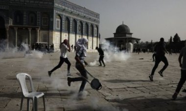 عشرات المستوطنين يقتحمون ساحات المسجد الأقصى وسط حراسة مشددة