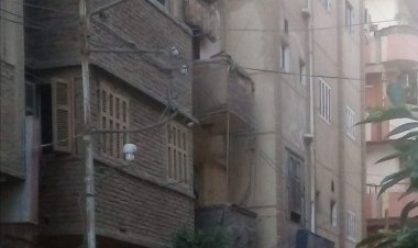 شرفة عقار تهشم سيارة مركونة بالمحلة الكبرى