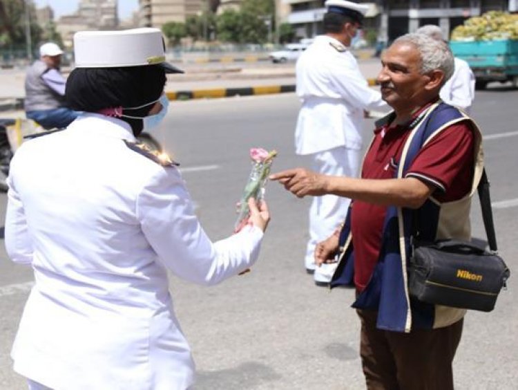 بمناسبة عيد الفطر.. الداخلية توزع الهدايا على المواطنين 