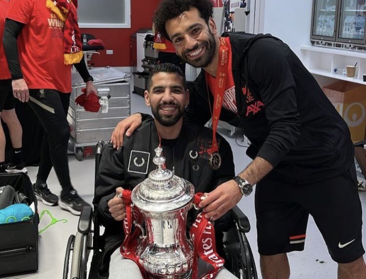 مؤمن زكريا يحتفل مع محمد صلاح ونجوم ليفربول بكأس الاتحاد الإنجليزي