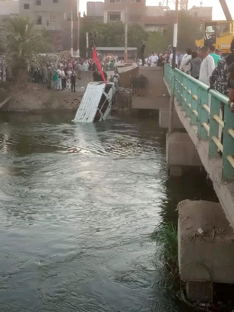 بالصور.. سقوط ميكروباص محملة  بـ14 راكبا فى ترعة الإبراهمية بالمنيا