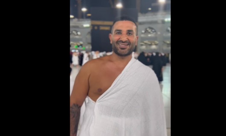 «إن الله لا ينظر إلى صوركم».. أحمد سعد يوضح سبب ظهوره بالوشم في العمرة