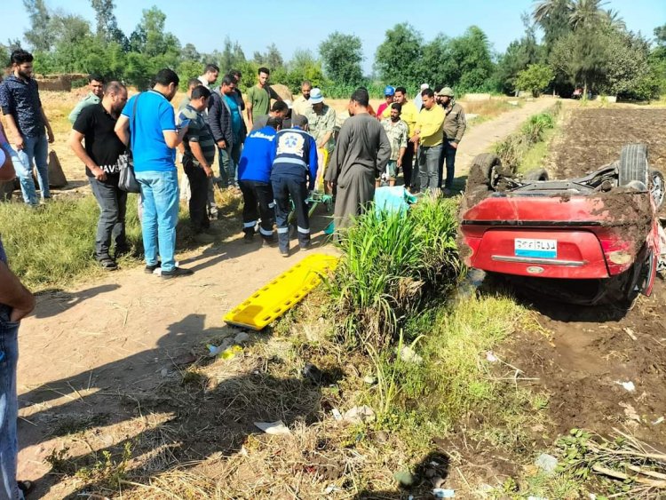 مصرع شخص وإصابة 2 آخرين في حادث انقلاب سيارة داخل زراعات بسيون