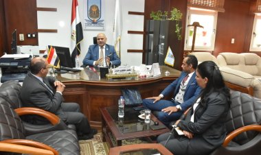 رئيس جامعة الأقصر يبحث زيادة التعاون المشترك مع وفد بنك الإمارات دبي الوطني