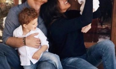 أعضاء العائلة المالكة يهنئون الأمير هاري وزوجته بعيد ميلاد ابنتهما الأول