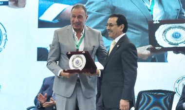 «القحطاني» يُهدي «الخطيب» درع المؤتمر العربي الثاني للرياضة والقانون