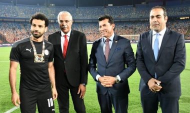 صور.. وزير الرياضة يكرم محمد صلاح