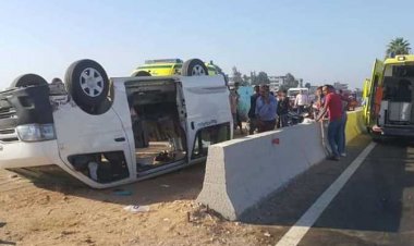 إصابة 13 شخصا إثر انقلاب ميكروباص بالطريق الصحراوى الشرقى