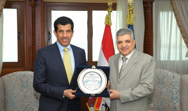 رئيس هيئة قناة السويس يبحث سبل التعاون المشترك مع سفير قطر