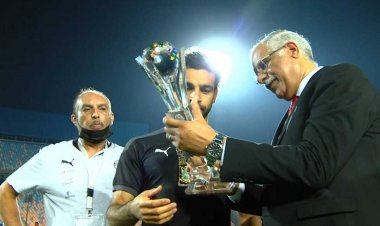 «ده بآلاف».. وزير الرياضة يرد على سخرية الجماهير من درع تكريم محمد صلاح