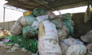 حملة أمنية لضبط مصانع إعادة تدوير المخلفات والأعلاف بدون ترخيص| صور