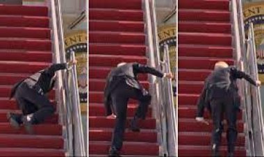 الرئيس الأمريكي يتعثر على سلم الطائرة قبل تسجيله مع البرنامج الكوميدي