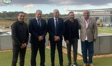 جمال علام يهدى درع اتحاد الكرة لسفير مصر في مالاوى