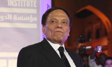 خاص.. مصدر مقرب من الزعيم عادل إمام يكشف تطورات حالته الصحية