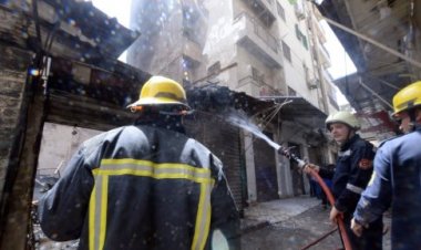 إخماد حريق داخل مخزن أدوات مدرسية في عين شمس