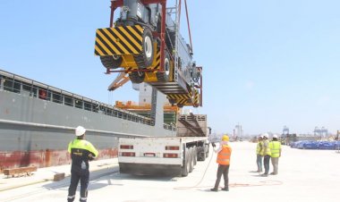 وزير النقل: محطة تحيا مصر بميناء الإسكندرية تستقبل الدفعة الأولى من أوناش الساحة العملاقة