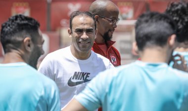 في غياب موسيماني.. عبد الحفيظ يجتمع بلاعبي الأهلي والجهاز الفني