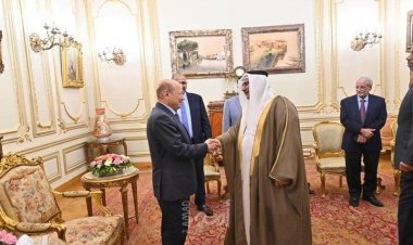 رئيس البرلمان العربي يلتقي رئيس مجلس القيادة اليمني بالقاهرة