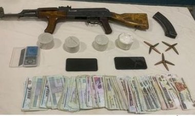 ضبط عاطل بحوزته «هيروين وسلاح» بالعياط