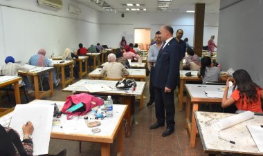 رئيس جامعة الأقصر يواصل جولاته لمتابعة سير الامتحانات