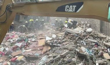 انتشال الجثة الثانية من أسفل ركام المنزل المنهار في الوايلي