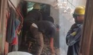 انتشال جثة سيدة عجوز من أسفل أنقاض عقار بشارع البحر الأعظم بالجيزة