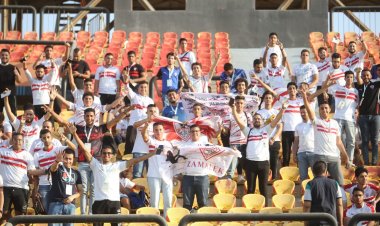 جماهير الزمالك تُحيي اللاعبين أثناء الإحماء قبل انطلاق القمة