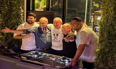 رجل المفاجآت.. نجيب ساويرس «دي جي» بأحد الأماكن في الزمالك