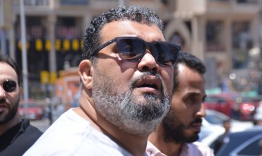 بالصور.. أحمد فتحي يشييع جثمان والده من مسجد الحصري