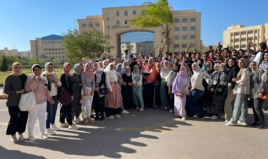 بالورود وممر شرفي.. طلاب يودعون أستاذهم في كلية العلوم بكفر الشيخ